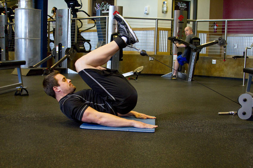 How to perform the Cable Reverse Crunch exercise
