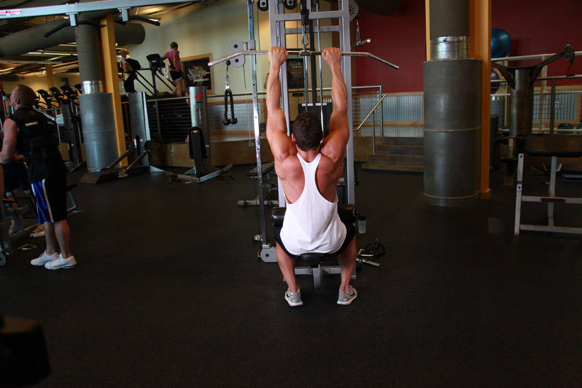 How to perform the Close-Grip Front Lat Pulldown exercise