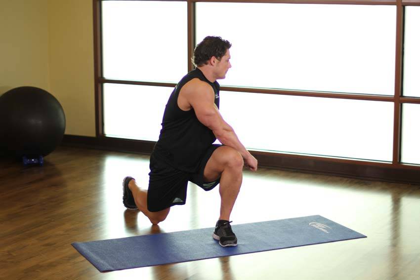 How to perform the Crossover Reverse Lunge exercise