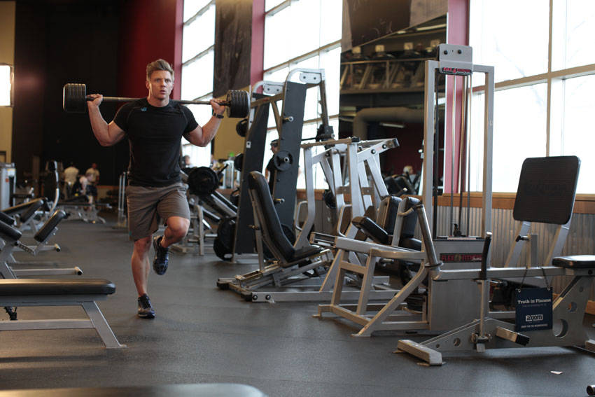 How to perform the Barbell Walking Lunge exercise