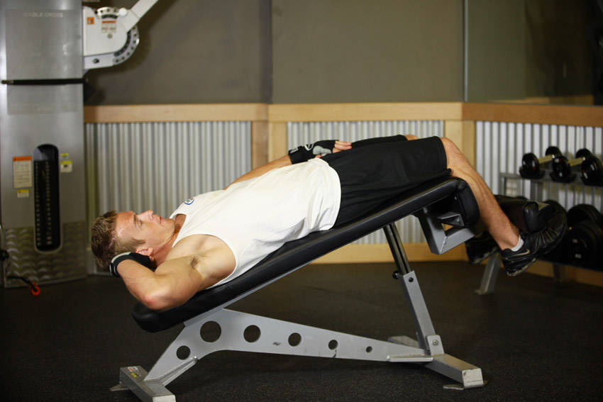 How to perform the Decline Oblique Crunch exercise