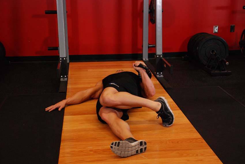 How to perform the Extended Range One-Arm Kettlebell Floor Press exercise