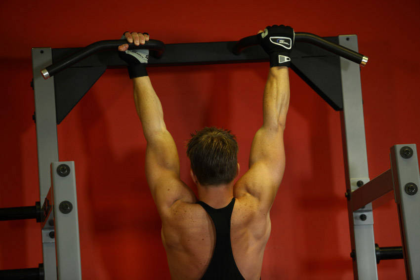 How to perform the Mixed Grip Chin exercise